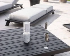 Chaise Longue Tissu Sunbrella Gris Clair Structure Aluminium Noire "Nusa Pedina"