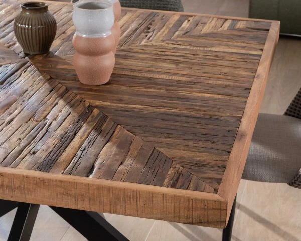 Table De Repas Carrée 140cm Acacia Finition Chevrons Pieds Métal Noir Croisés "Géonidum" – Image 3