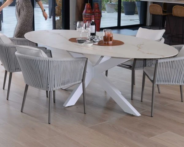 Table De Repas Plateau En Ellipse Céramique Blanche Veinage Jaune-ocre Pieds 3D Aluminium 260 Cm "Chinon" – Image 5