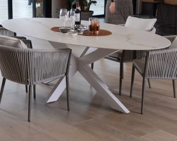 Table De Repas Plateau En Ellipse Céramique Blanche Veinage Jaune-ocre Pieds 3D Aluminium 260 Cm "Chinon" – Image 3