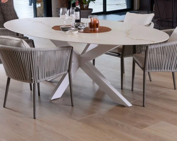 Table De Repas Plateau En Ellipse Céramique Blanche Veinage Jaune-ocre Pieds 3D Aluminium 260 Cm "Chinon" – Image 7