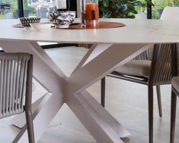 Table De Repas Plateau En Ellipse Céramique Blanche Veinage Jaune-ocre Pieds 3D Aluminium 260 Cm "Chinon" – Image 4