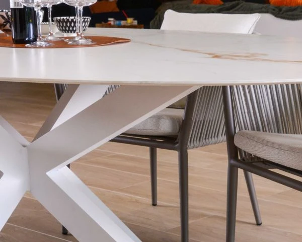 Table De Repas Plateau En Ellipse Céramique Blanche Veinage Jaune-ocre Pieds 3D Aluminium 260 Cm "Chinon" – Image 6