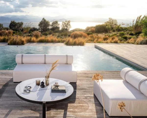 Table Basse Ronde En Céramique Et Aluminium, Diam. 126 "Sokha Beach" – Image 3