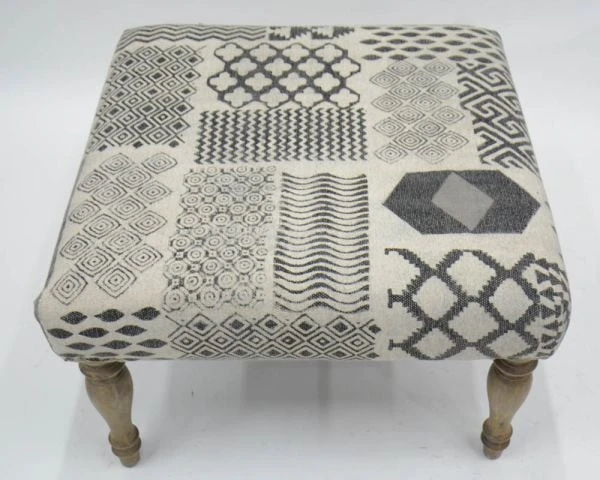 Repose-pieds Gris Motif Patchwork Et Pieds En Bois Naturel "Sofia" – Image 4