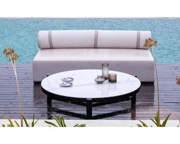 Table Basse Ronde En Céramique Et Aluminium, Diam. 126 "Sokha Beach" – Image 4